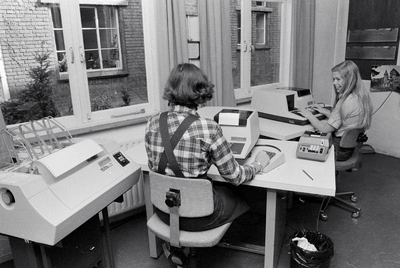 826588 Afbeelding van twee medewerksters achter één van de eerste computers in het ziekenhuis, op een kantoor in het ...